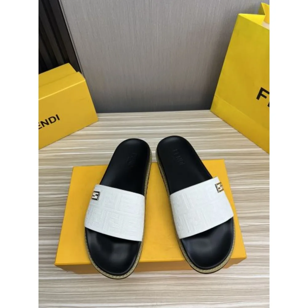 FENDI フェンデイ モード感の高い春夏のスタイル 2026 メンズ用 スリッパ 商品画像 3