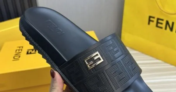 FENDI フェンデイ モード感の高い春夏のスタイル 2026 メンズ用 スリッパ 商品画像 11