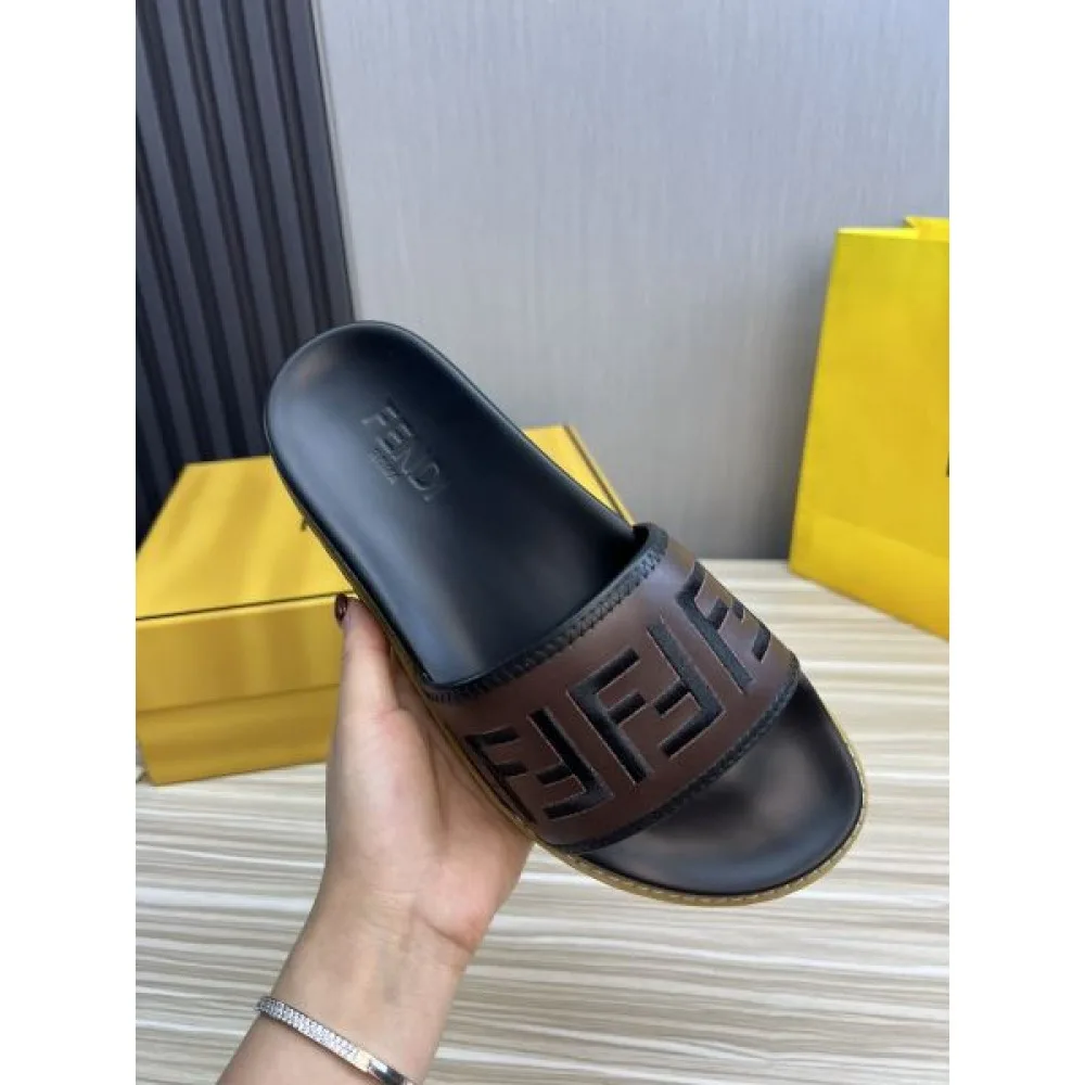 FENDI フェンデイ カジュアルさも強めなアイテム 2026 メンズ用 スリッパ 商品画像 7