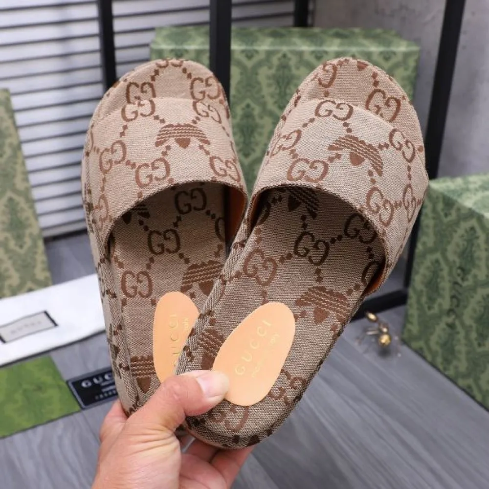 GUCCI グッチ 魅力の詰まったスタイル 2026 メンズ用 サンダル 商品画像 5