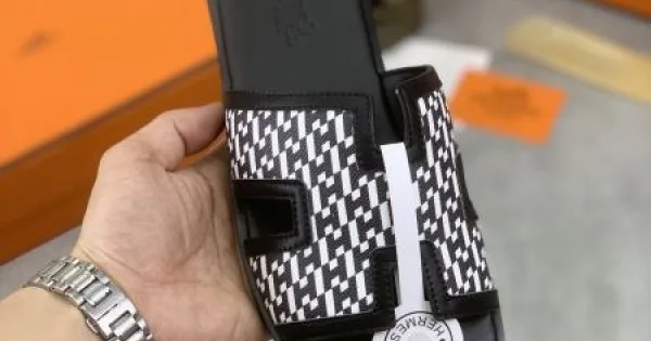 HERMES エルメス クラシックな雰囲気のトップス 2026 メンズ用 スリッパ 商品画像 11