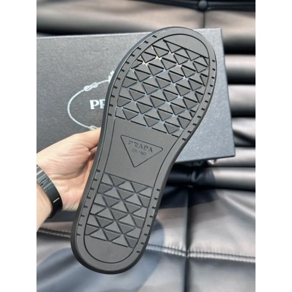 PRADA プラダ セレブが今シーズン手に入れ 2026 メンズ用 スリッパ 商品画像 9