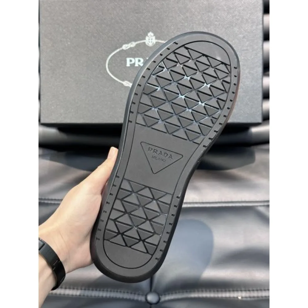 PRADA プラダ おしゃれに見せるキーワード 2026 メンズ用 スリッパ 商品画像 9