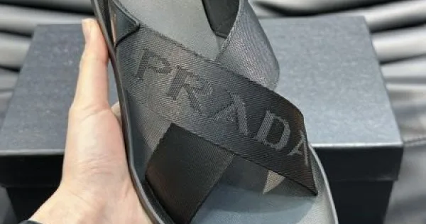 PRADA プラダ おしゃれに見せるキーワード 2026 メンズ用 スリッパ 商品画像 11