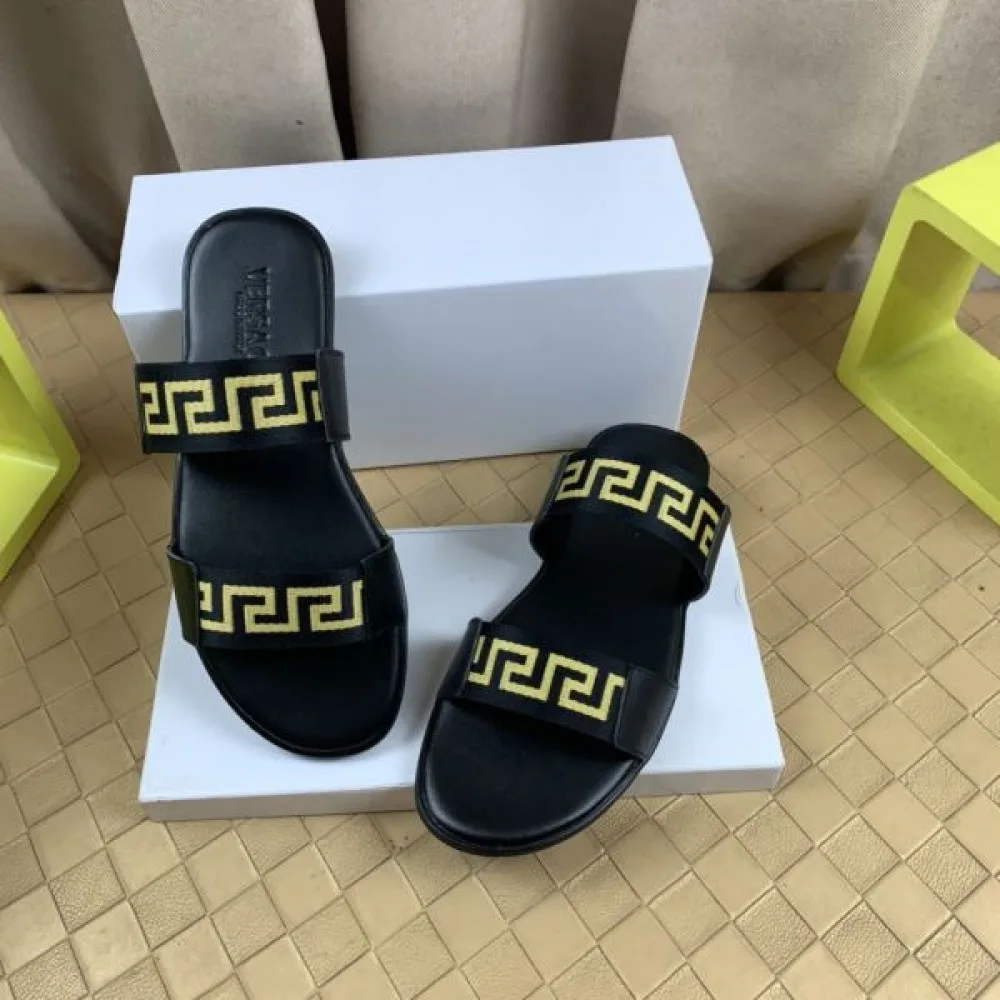 VERSACE ヴェルサーチェ 最新の春夏アイテム 2026 メンズ用 サンダル 商品画像 3