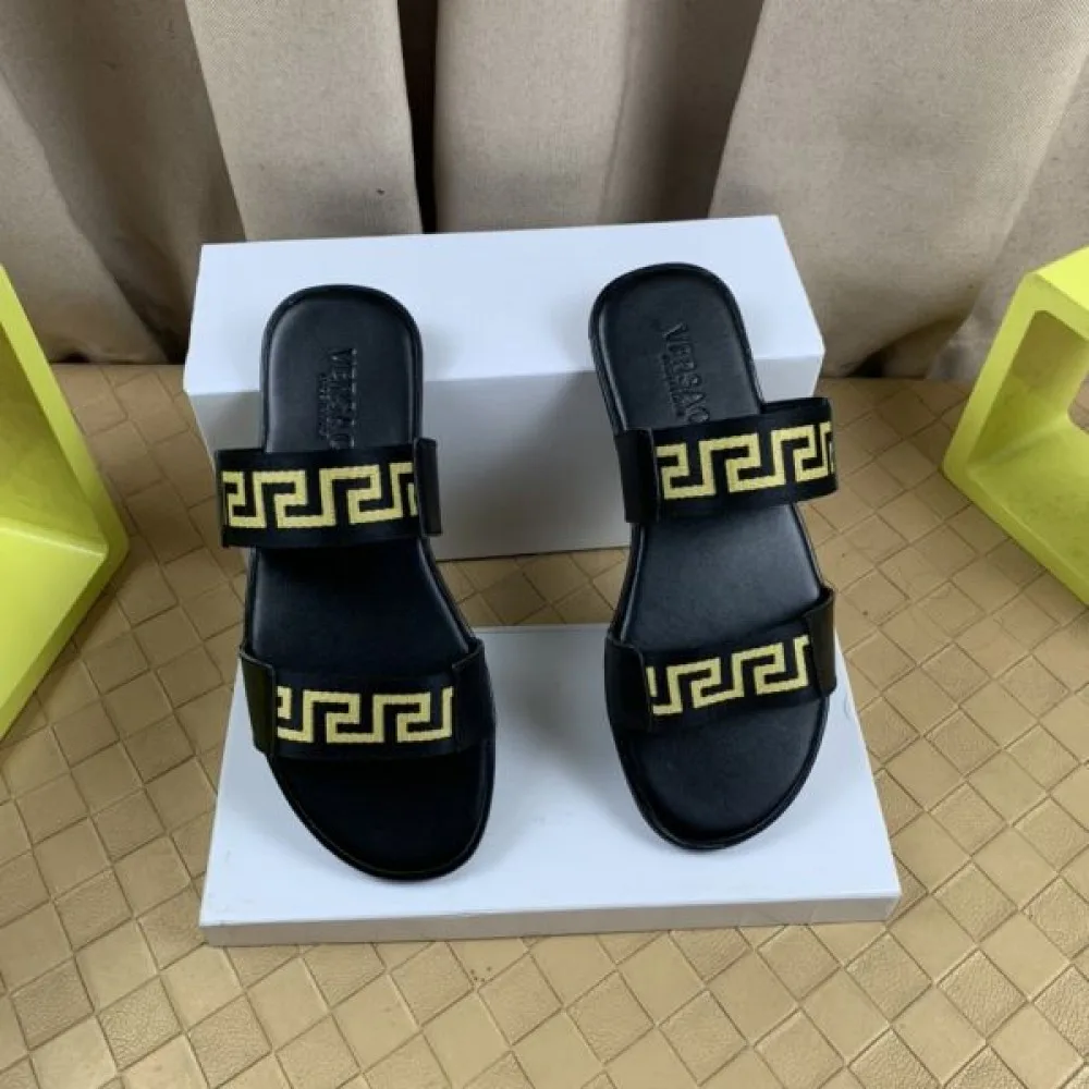 VERSACE ヴェルサーチェ 最新の春夏アイテム 2026 メンズ用 サンダル 商品画像 4