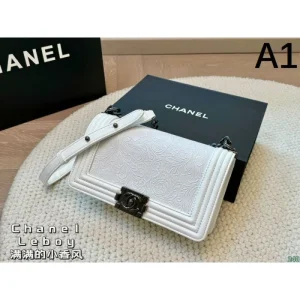 カジュアルな雰囲気があり 2026 ショルダーバッグ CHANEL シャネル 商品画像 1