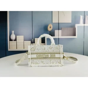 贈るべきのプレゼント 2026 トートバッグ DIOR ディオール 商品画像 1