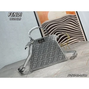 贈るべきのプレゼント 2026 トートバッグ FENDI フェンデイ 商品画像 1