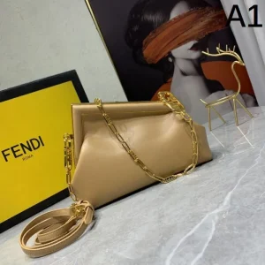 レトロな雰囲気が漂う 2026 ショルダーバッグ FENDI フェンデイ 商品画像 1