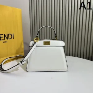 定番のストリートスタイル 2026 トートバッグ FENDI フェンデイ 商品画像 1
