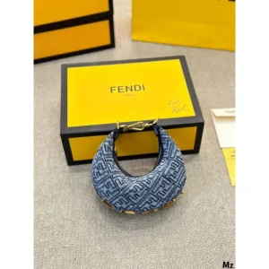 完売品夏に大活躍間違いなし 2026 トートバッグ FENDI フェンデイ 商品画像 1
