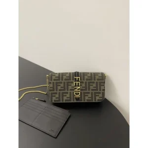 ギフト最適期間限定 2026 ショルダーバッグ FENDI フェンデイ 商品画像 1