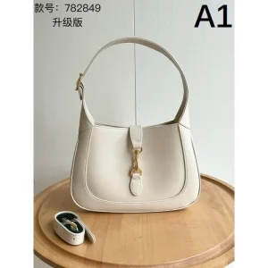 2026 希少！取り扱い店舗限定 FENDI フェンデイ トートバッグ 商品画像 1