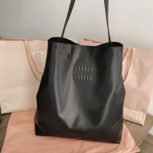 着やすい色味 2026 トートバッグ MIU MIU ミュウミュウ 商品画像 1