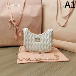 春物完売必須 2026 トートバッグ MIU MIU ミュウミュウ 商品画像 1