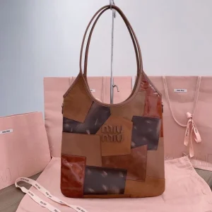 流行の最前線 2026 トートバッグ MIU MIU ミュウミュウ 商品画像 1