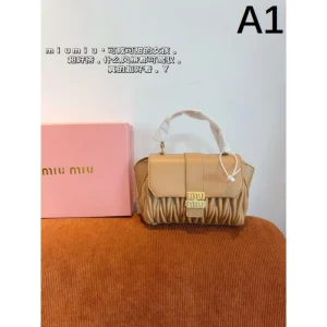 輝く高級感満点 2026 トートバッグ MIU MIU ミュウミュウ 商品画像 1