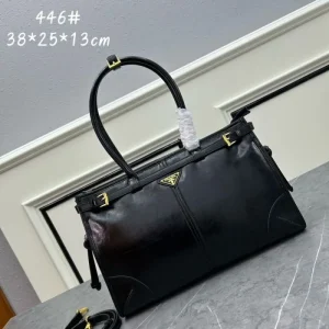 オシャレに圧倒的な人気の 2026 トートバッグ PRADA プラダ 商品画像 1