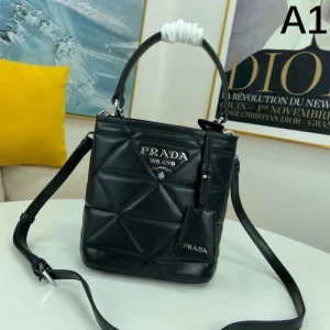 新作エレガントに着こなす 2026 トートバッグ PRADA プラダ 商品画像 1
