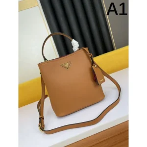 オシャレスタイルは今季も 2026 トートバッグ PRADA プラダ 商品画像 1