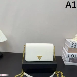 春夏の爽やかなスタイル 2026 ショルダーバッグ PRADA プラダ 商品画像 1