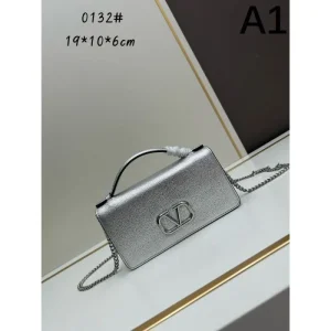 VALENTINO ヴァレンティノ 2024FW 魅力を持つ ショルダーバッグ 商品画像 1