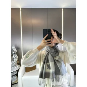 2024FW スカーフ BURBERRY バーバリー トップスからチラ見える安心 商品画像 1