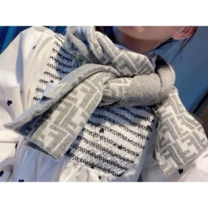 2024FW スカーフ FENDI フェンデイ きれいめな印象で着こなし 商品画像 1