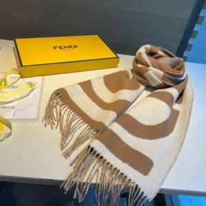 2024FW スカーフ FENDI フェンデイ 雑誌にも人気掲載アイテム 商品画像 1