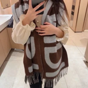2024FW スカーフ FENDI フェンデイ 今季はトップスにおすすめ 商品画像 1
