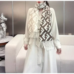 2024FW スカーフ FENDI フェンデイ 秋冬ムードを高める最旬トレンド 商品画像 1