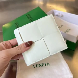 BOTTEGA VENETA ボッテガヴェネタ 2024FW トップトレンド 二つ折り財布 商品画像 1