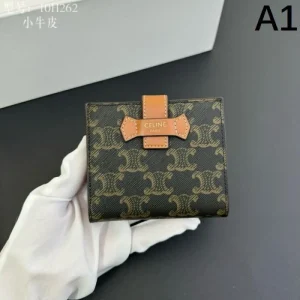 CELINE セリーヌ 2026 引き続き注目のスタイル 二つ折り財布 商品画像 1