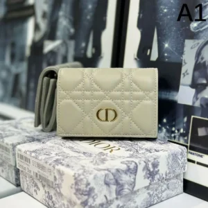 DIOR ディオール 2026 素敵な夏の定番アイテム 二つ折り財布 商品画像 1