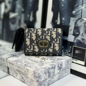 DIOR ディオール 2026 今年らしい優秀アイテム 二つ折り財布 商品画像 1