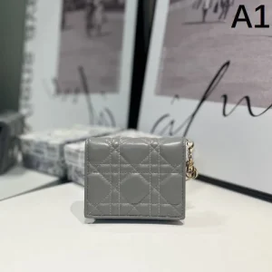 DIOR ディオール 2026 今すぐ買えちゃう!新着 二つ折り財布 商品画像 1