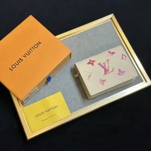 LOUIS VUITTON ルイヴィトン 2026 話題人気商品 二つ折り財布 商品画像 1