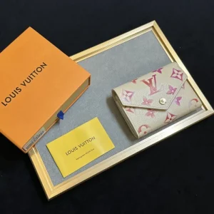 LOUIS VUITTON ルイヴィトン 2026 支持が急上昇 三つ折り財布 商品画像 1