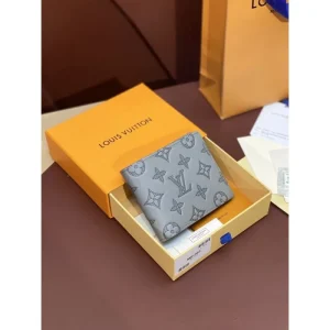 LOUIS VUITTON ルイヴィトン 2024FW 主流となってくる 二つ折り財布 商品画像 1