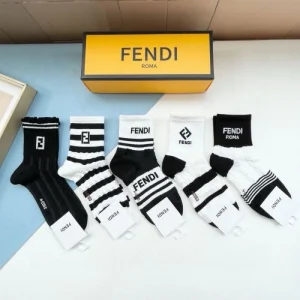 2026 靴下 FENDI フェンデイ ストリートに溢れるウェア 商品画像 1