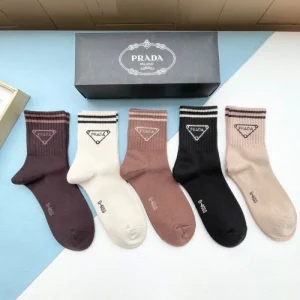 2026 靴下 PRADA プラダ 最新のトレンドを感じされる 商品画像 1