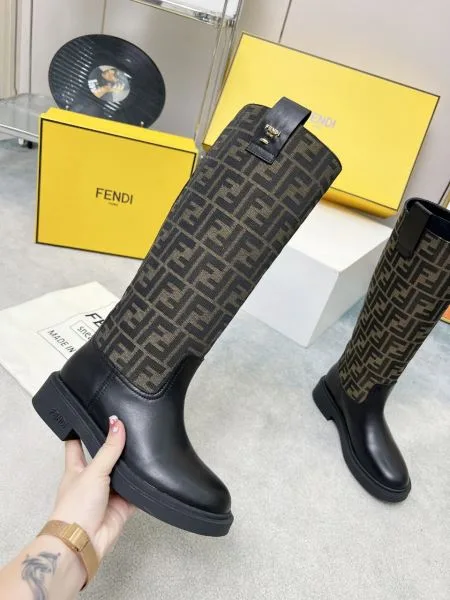 FENDI フェンデイ 2024FW レディース用 ブーツ 抜群なブランドプリント 商品画像 10