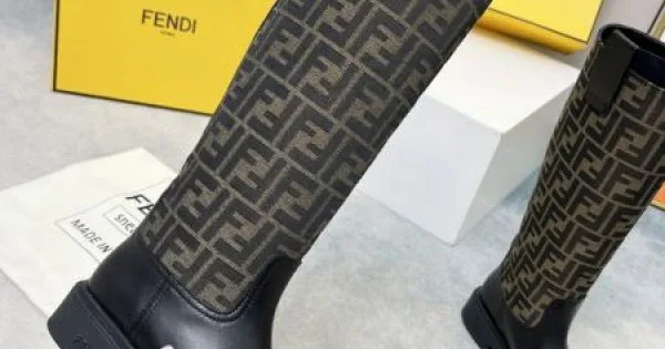 FENDI フェンデイ 2024FW レディース用 ブーツ 抜群なブランドプリント 商品画像 11