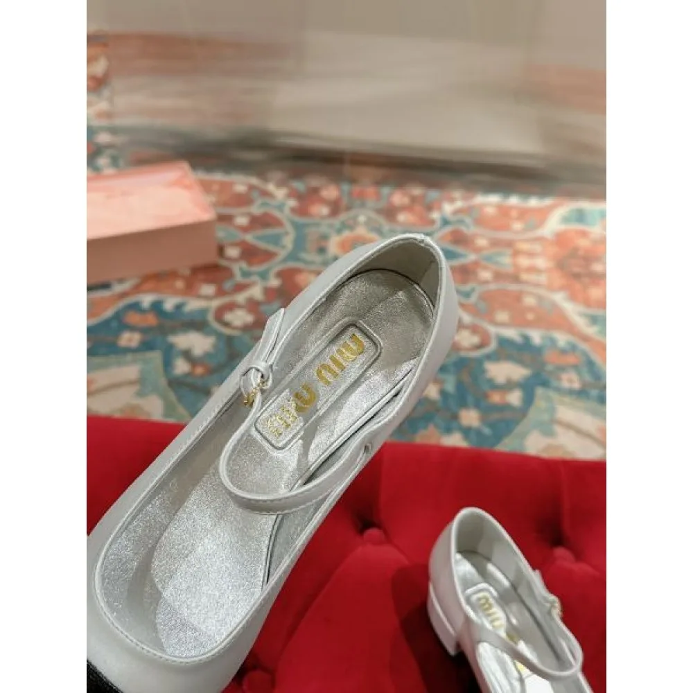 2026 おしゃれを楽しむ! MIU MIU ミュウミュウ レディース用 スニーカー 商品画像 8