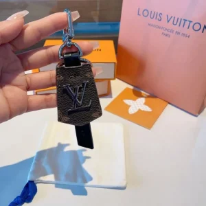 2026 キーホルダー LOUIS VUITTON ルイヴィトン 定番人気商品 商品画像 1
