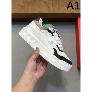 VALENTINO ヴァレンティノ 2025SS 今だけSALE メンズ用 カジュアルシューズ 商品画像 1