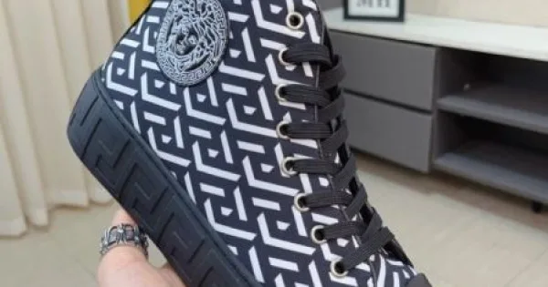2025SS カジュアルシューズ VERSACE ヴェルサーチェ 大人っぽく見せる上品な一足 商品画像 11