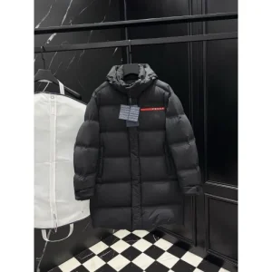 2025FW PRADA プラダ 大人の魅力際立つモデル ダウンジャケット 商品画像 1