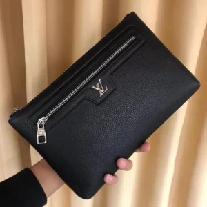LOUIS VUITTON ルイヴィトン クラッチバッグ 2025SS 新作でカジュアルコーデをアップデート 商品画像 1